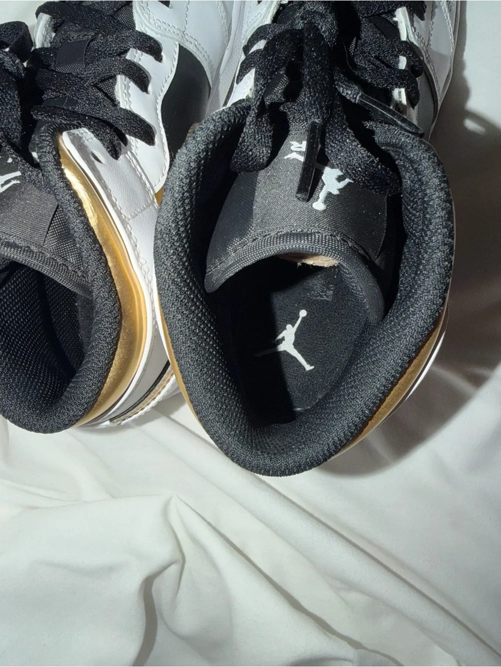 Air Jordan 1 Mid GS White Gold